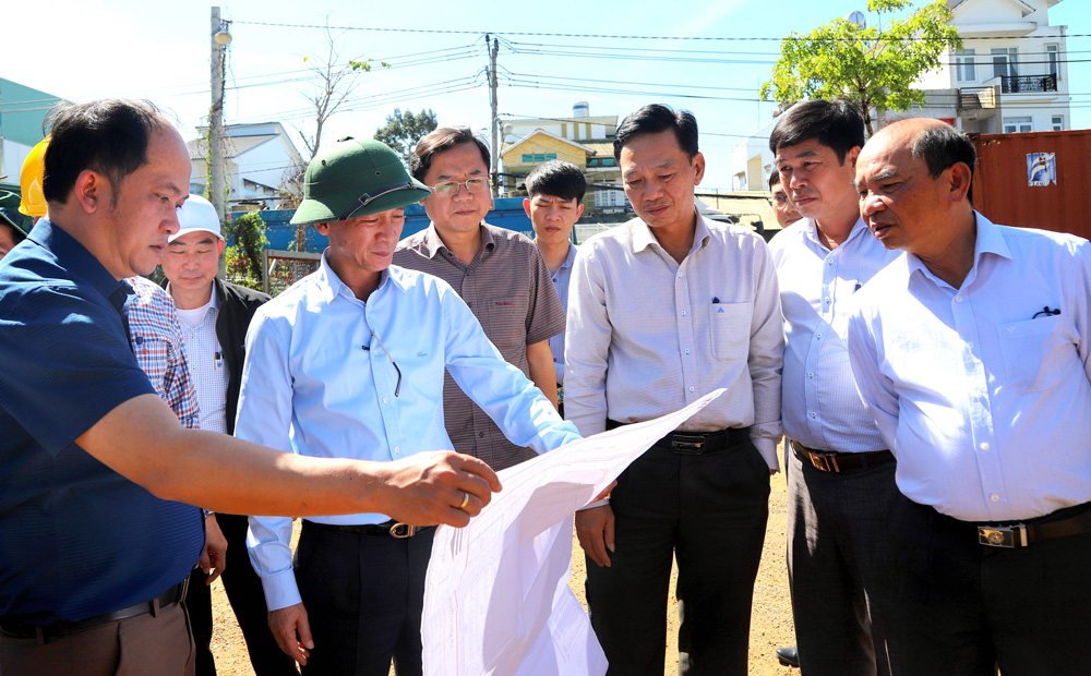 Chủ tịch UBND tỉnh Trần Văn Hiệp kiểm tra thực tế các dự án và chỉ đạo để Bảo Lộc gỡ khó