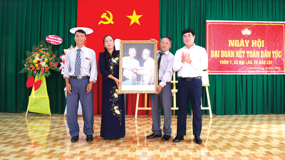 Phó Bí thư Thường trực Tỉnh ủy Trần Đình Văn trao bức ảnh Bác Hồ - Bác Tôn cho cán bộ, Nhân dân Thôn 7, xã Đại Lào (TP Bảo Lộc)