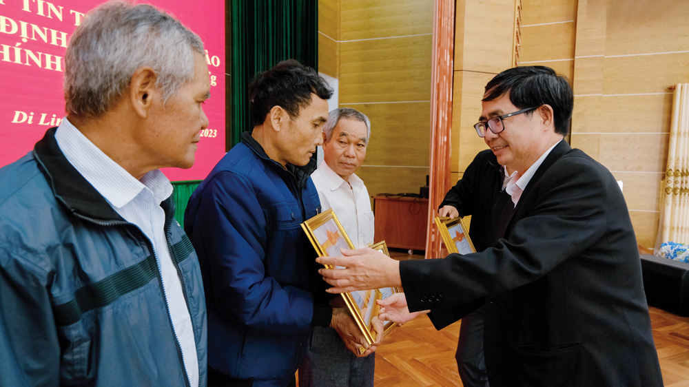 Những người uy tín tiêu biểu của huyện Di Linh nhận bằng khen của Ban Dân tộc tỉnh năm 2022