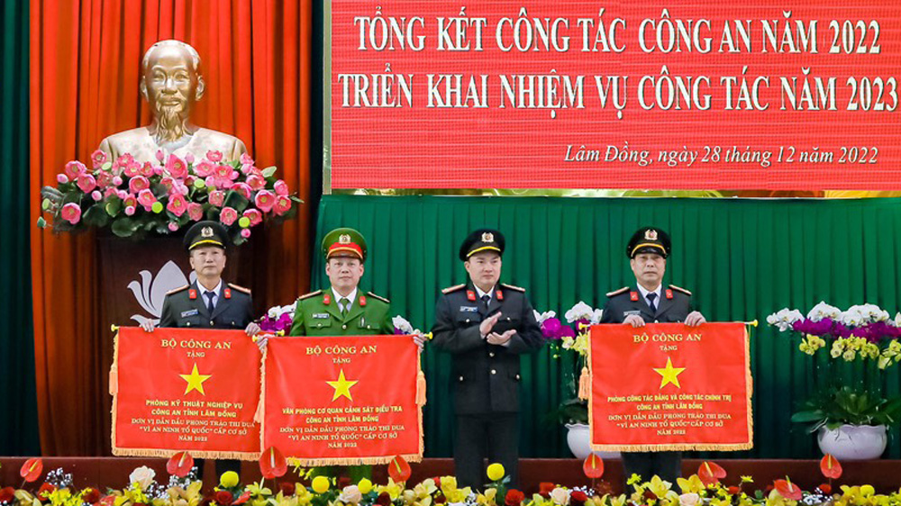 Thượng tá Nguyễn Trung Thành - Phó Trưởng Phòng CTĐ,CTCT (ngoài cùng, bên phải), nhận cờ thi đua xuất sắc của Bộ Công an tặng Phòng CTĐ,CTCT