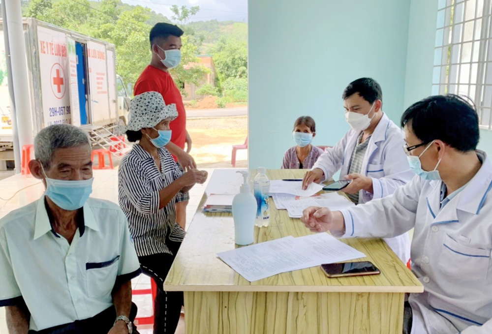 Các bác sĩ thuộc Chương trình Phòng, chống lao của tỉnh đang khám sàng lọc bệnh lao tại cộng đồng