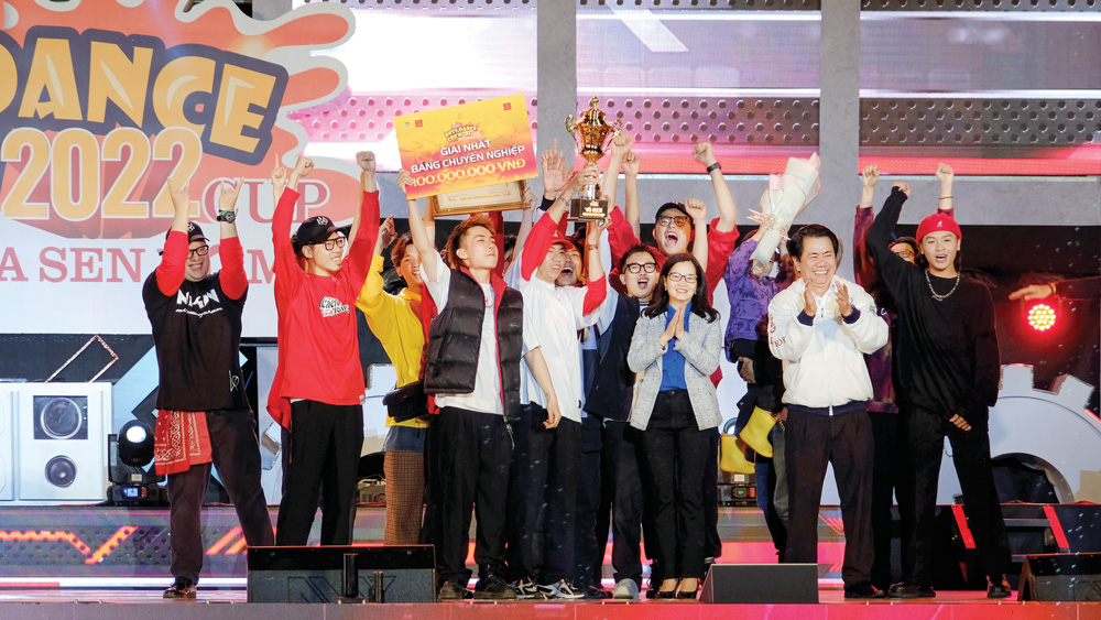 Nhóm Milky Way Crew đoạt giải Nhất bảng Chuyên nghiệp Cuộc thi Dalat Best Dance Crew 2022 - Hoa Sen Home Cup
