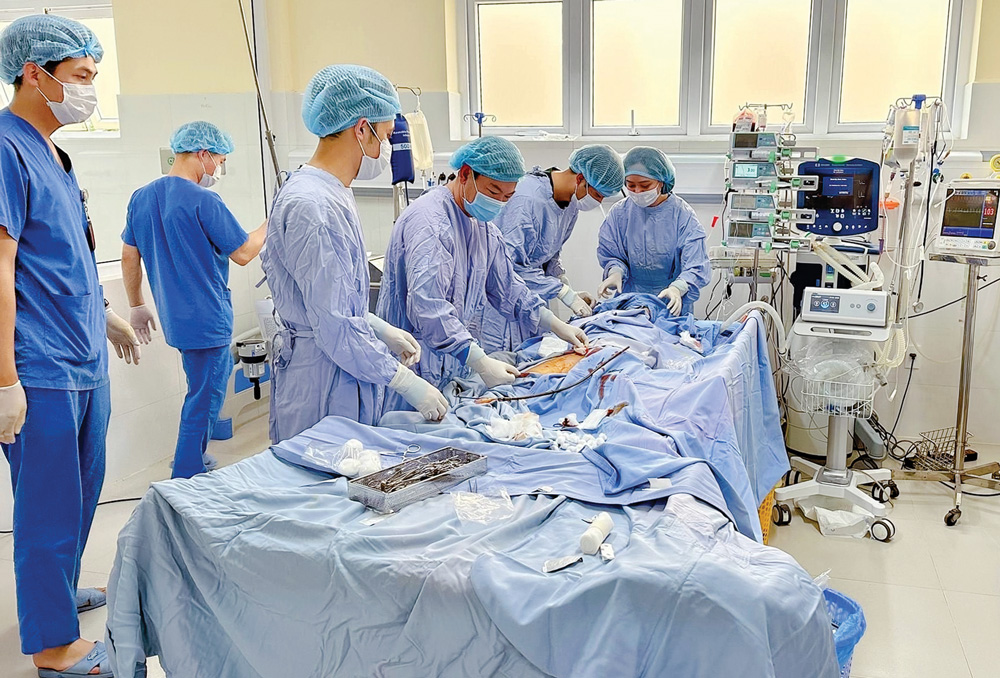 Các bác sỹ Bệnh viện Đa khoa Lâm Đồng và Bệnh viện Chợ Rẫy đang thực hiện kỹ thuật ECMO (tim phổi nhân tạo) cho bệnh nhân