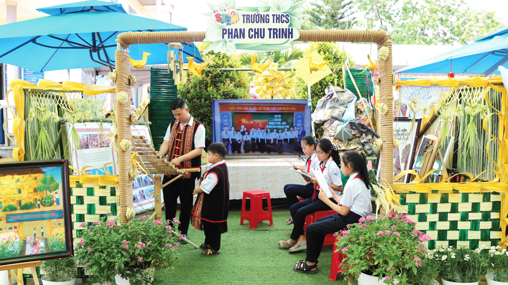Khu trưng bày sản phẩm STEM tại công viên sách Trường THCS Phan Chu Trinh