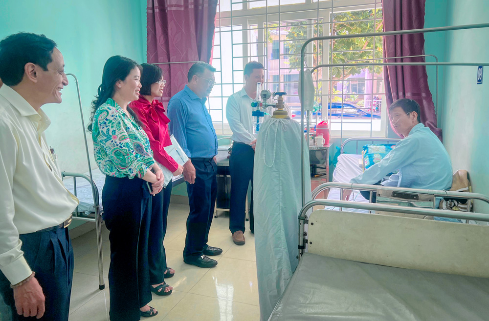 Đoàn ĐBQH giám sát, khảo sát thực tế tại một cơ sở y tế ở huyện Đạ Huoai