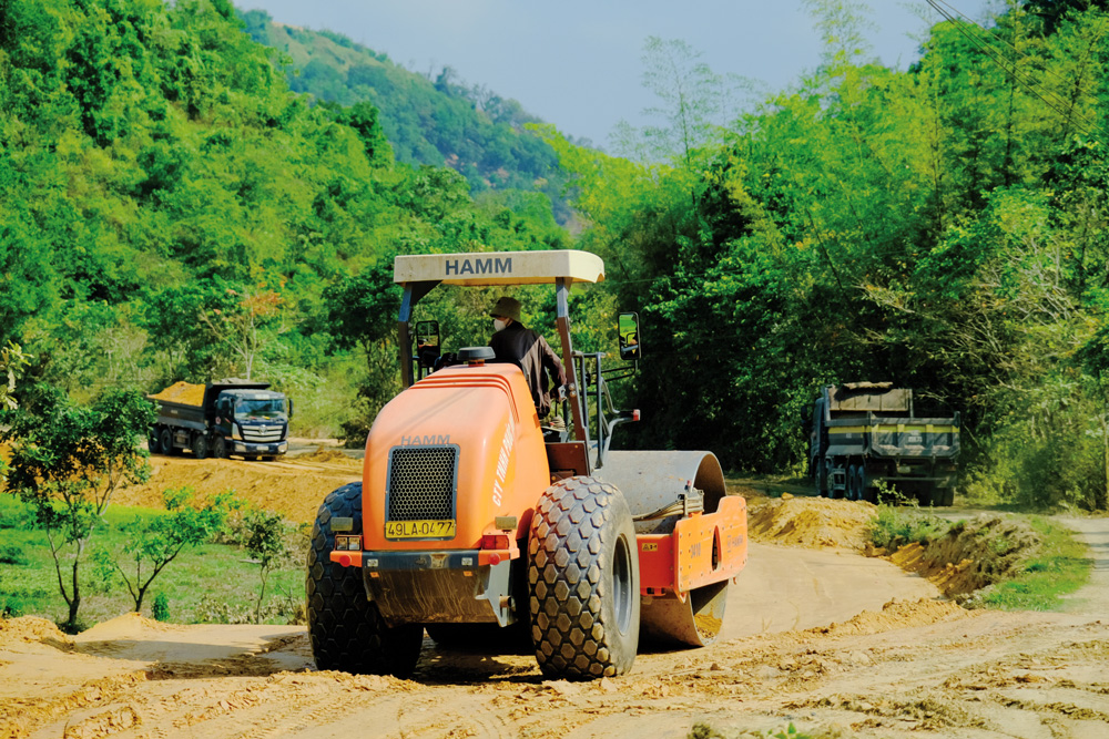 Nhờ sự đồng tình ủng hộ của người dân trong việc hiến đất làm đường, việc triển khai thi công đường ĐH 90 từ xã Nam Ninh đến thị trấn Cát Tiên diễn ra rất thuận lợi