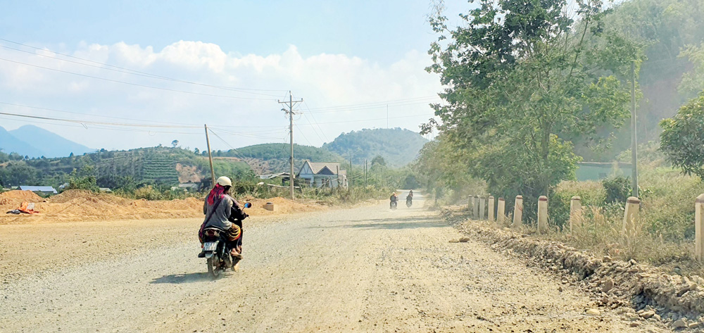 Một đoạn Quốc lộ 27, qua địa bàn huyện Đam Rông xuống cấp, bụi bay mù mịt