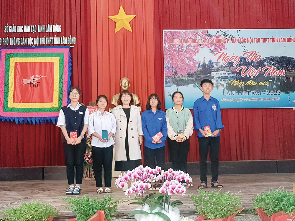 Ngày Thơ Việt Nam năm 2023 đã hướng về những đối tượng trẻ khi tổ chức tại Trường Phổ thông Dân tộc Nội trú THPT tỉnh Lâm Đồng. Ảnh: NVCC
