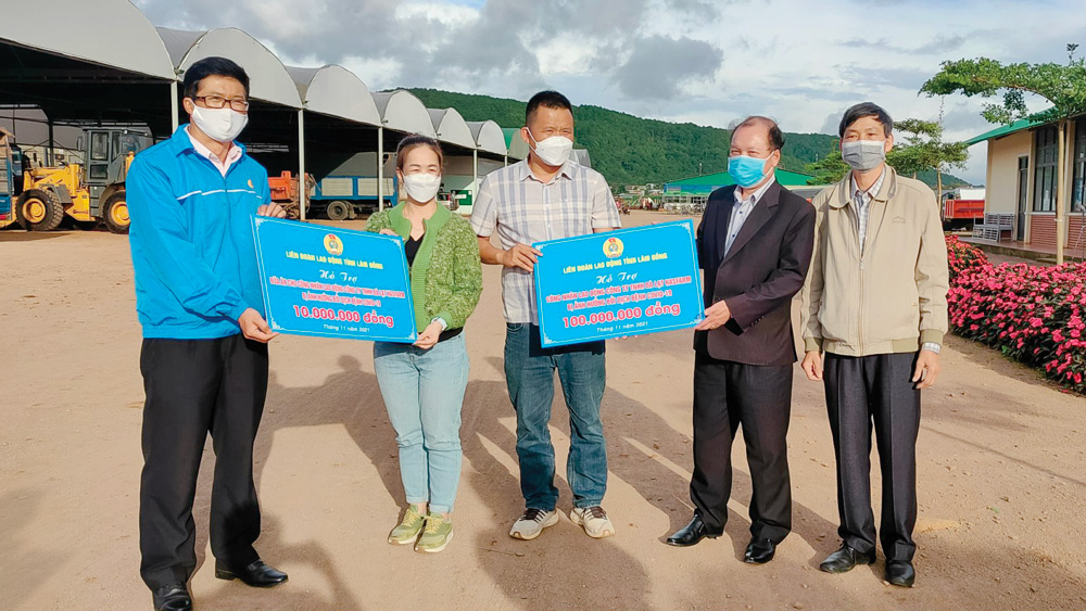 Công đoàn trao tiền hỗ trợ cho đoàn viên CĐCS Công ty Dalat Hasfarm (CĐCS trực thuộc Công đoàn ngành Nông nghiệp & Phát triển nông thôn Lâm Đồng)