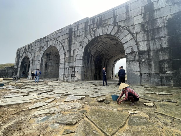Viện Khảo cổ học và Trung tâm Bảo tồn Di sản Thành Nhà Hồ đã tiến hành khai quật khảo cổ tại tại khu vực bên trong và bên ngoài của 4 cổng thành và con đường Hoàng gia thuộc di sản Thành Nhà Hồ trên tổng diện tích khai quật là 5.000m2