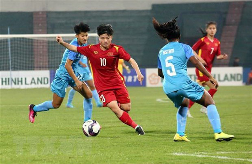 Một pha đi bóng của tiền đạo số 10 U20 nữ Việt Nam Ngọc Minh Chuyên (áo đỏ) trong trận đấu