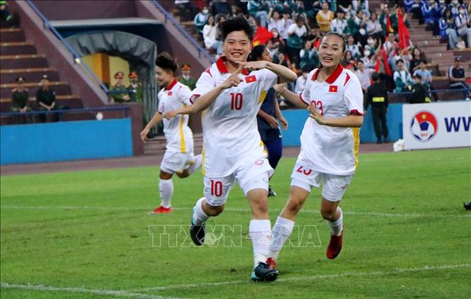 Pha ăn mừng bàn thắng mở tỷ số trận đấu của cầu thủ Ngọc Minh Chuyên