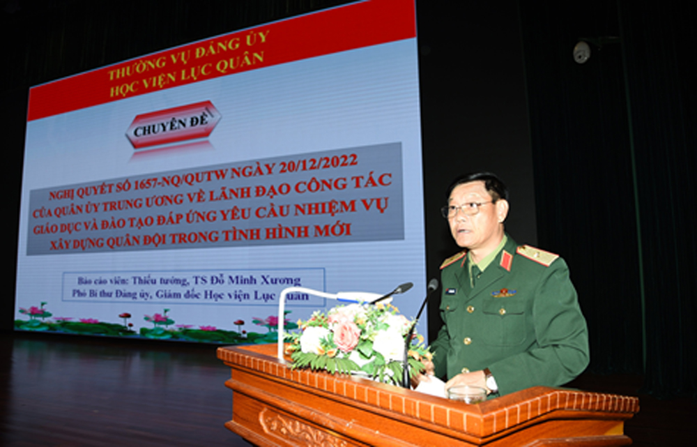 Thiếu tướng Đỗ Minh Xương - Giám đốc Học viện giới thiệu chuyên đề