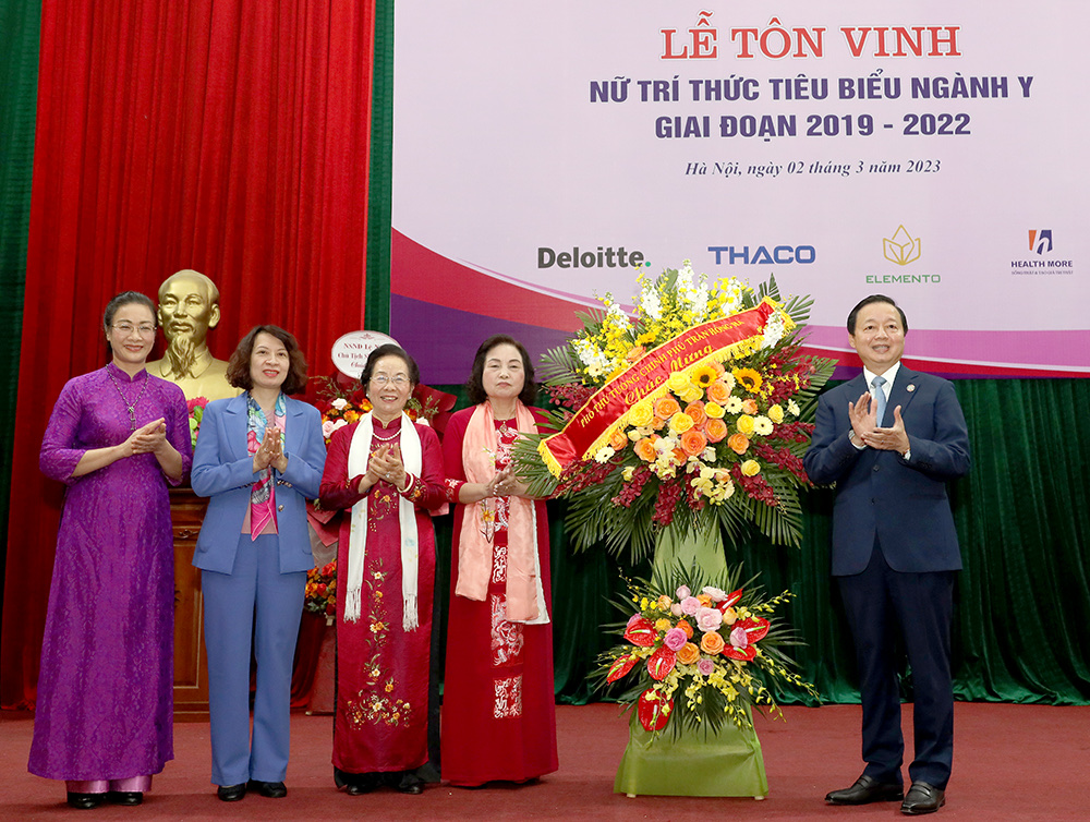 Phó Thủ tướng Trần Hồng Hà trao tặng lẵng hoa chúc mừng tại Lễ tôn vinh Nữ trí thức tiêu biểu ngành Y giai đoạn 2019-2022