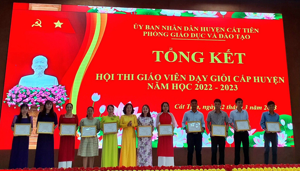 Lãnh đạo huyện Cát Tiên khen thưởng cho các giáo viên đạt danh hiệu “Giáo viên dạy giỏi cấp huyện” năm học 2022 - 2023.
