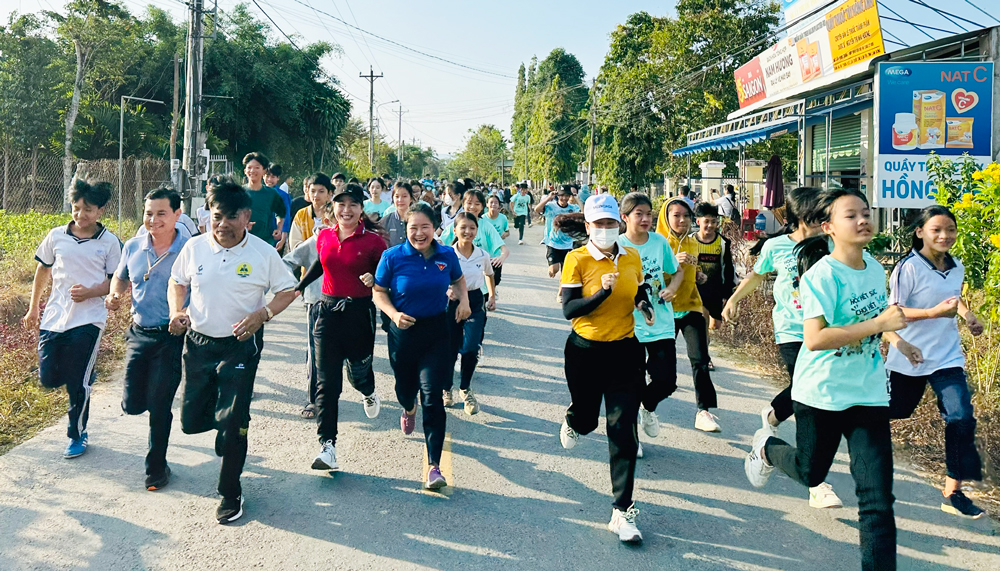 Đông đảo người dân Đạ Tẻh tham gia Ngày chạy Olympic