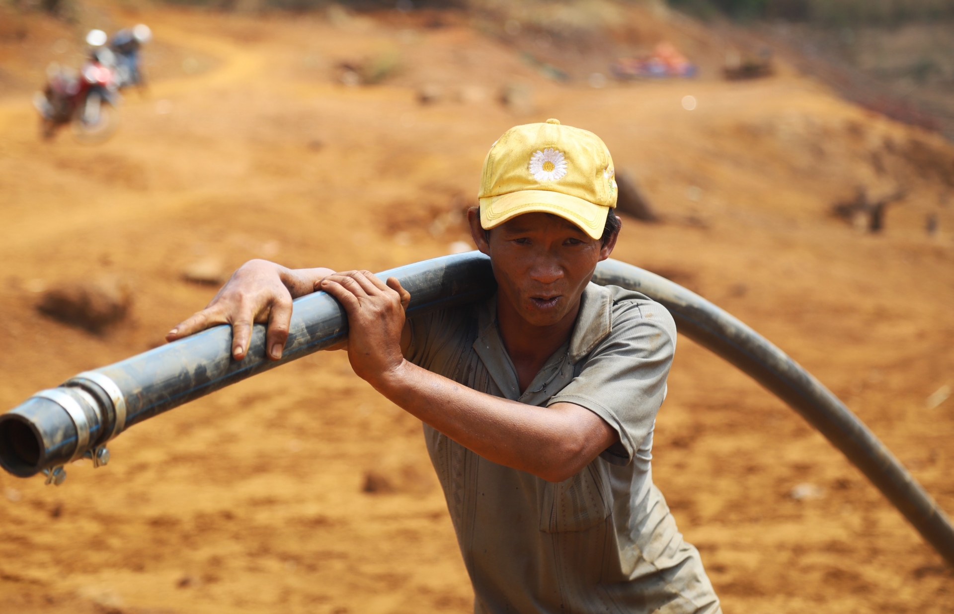 Người dân xã Lộc Bảo (huyện Bảo Lâm) đang căng mình tìm mọi giải pháp chống hạn cho cây trồng