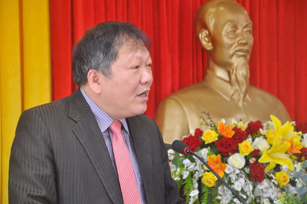 Ông Nguyễn Vĩnh Phúc - Hiệu trưởng Trường Chính trị tỉnh tham luận tại hội thảo