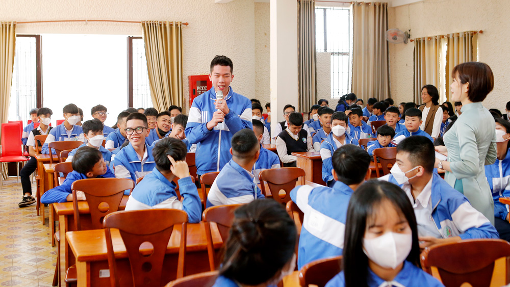 Học sinh Trường THCS Nguyễn Du trả lời câu hỏi của Ban Tổ chức