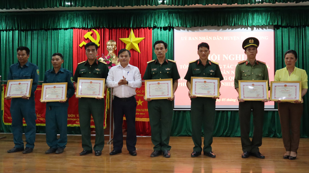 Đồng chí Lê Nguyên Hoàng – Phó Chủ tịch UBND huyện, trao giấy khen của UBND huyện cho các tập thể