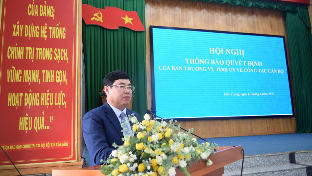 Đồng chí Trần Đình Văn - Phó Bí thư Thường trực Tỉnh ủy phát biểu tại hội nghị