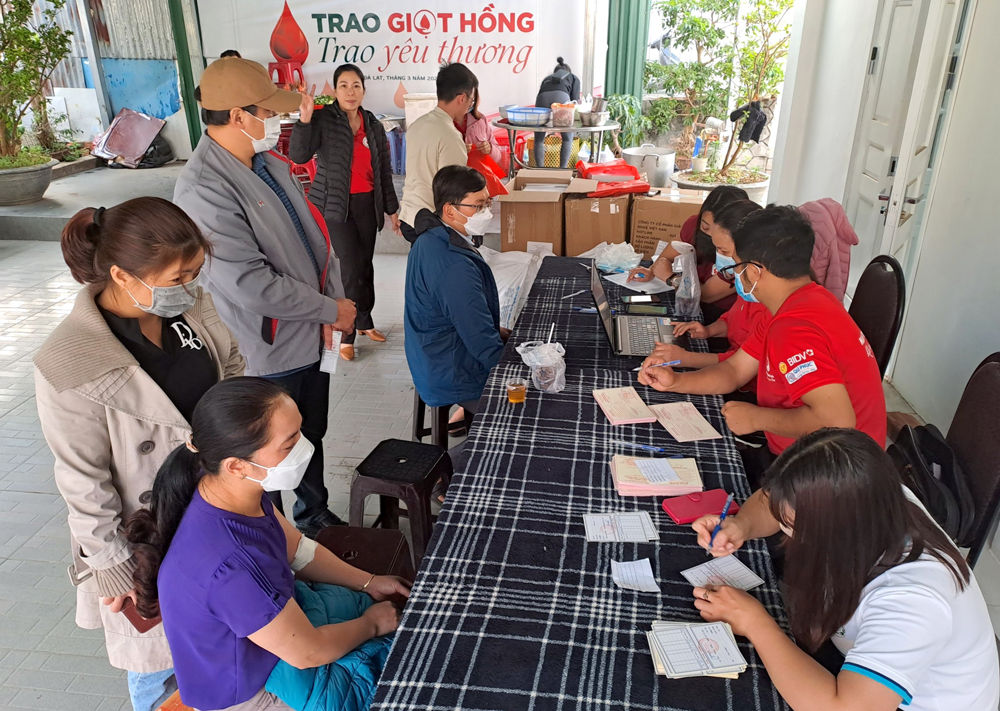 Cán bộ, giáo viên các trường tại TP Đà Lạt đăng ký hiến máu tình nguyện