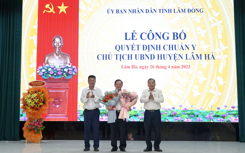 Thường trực UBND huyện Lâm Hà tặng hoa chúc mừng tân Chủ tịch UBND huyện Lâm Hà Nguyễn Văn Hoàng