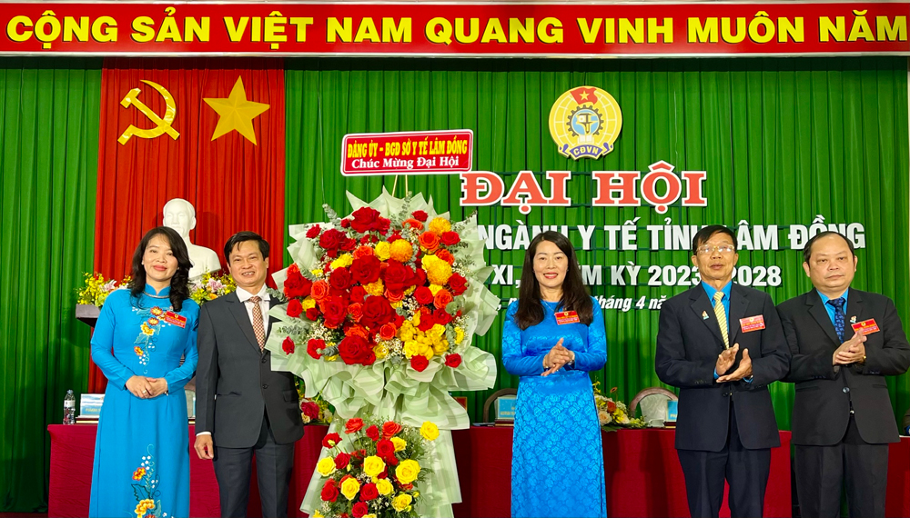 Đồng chí Nguyễn Đức Thuận –Bí thư Đảng ủy, Giám đốc Sở Y tế Lâm Đồng tặng hoa chúc mừng đại hội