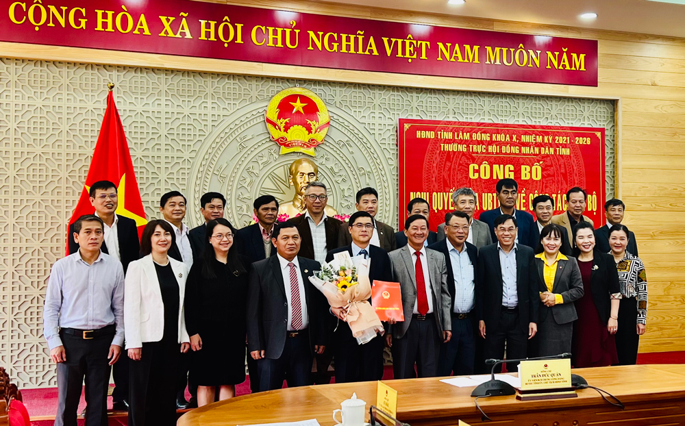 Các đồng chí lãnh đạo tỉnh và đại biểu chụp hình lưu niệm và chúc mừng đồng chí Nguyễn Khắc Bình nhận nhiệm vụ mới