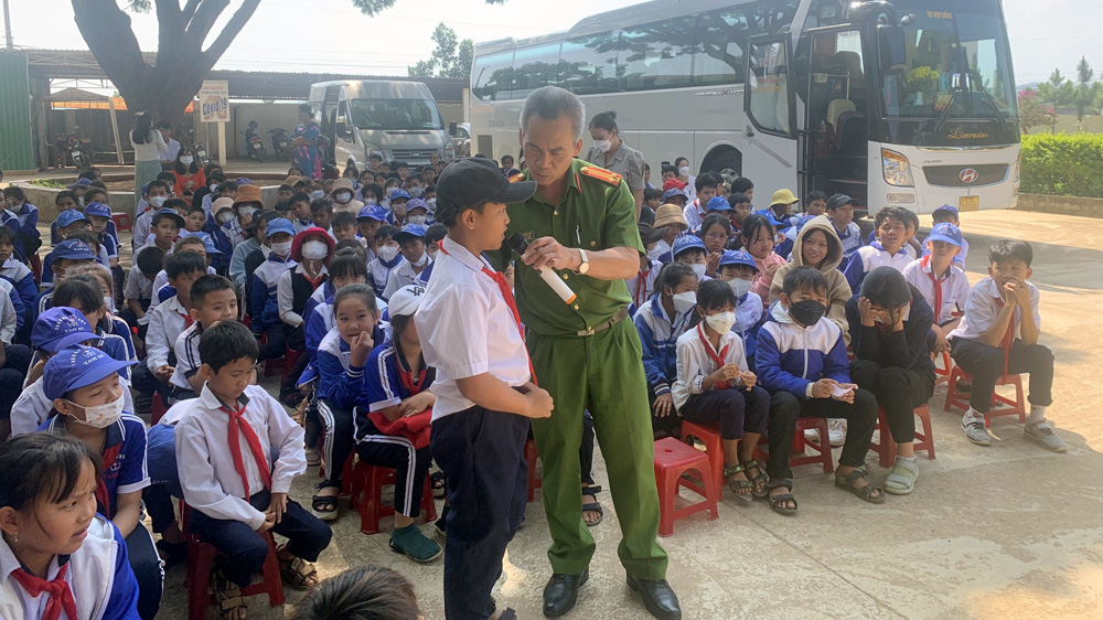 Tuyền truyền về phòng chống bạo lực học đường và giao lưu với các em học sinh Trường tiểu học xã Tam Bố (huyện Di Linh)