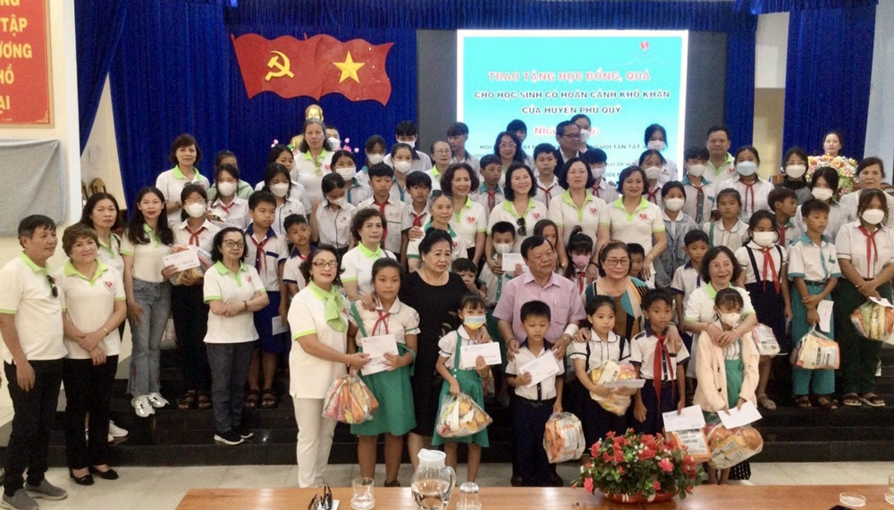 Trao tặng nhà tình thương, học bổng và quà cho người dân huyện đảo Phú Quý (Bình Thuận)