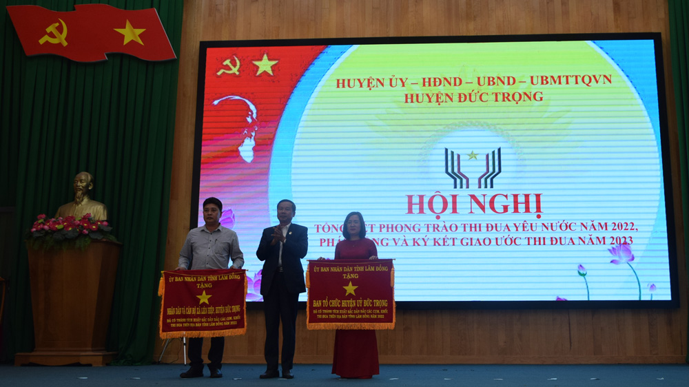 Đồng chí Đàm Minh Tuấn - Phó Giám đốc Sở Nội vụ - Trưởng an thi đua khen thưởng tỉnh trao Cờ thi đua của UBND tỉnh Lâm Đồng cho 2 tập thể