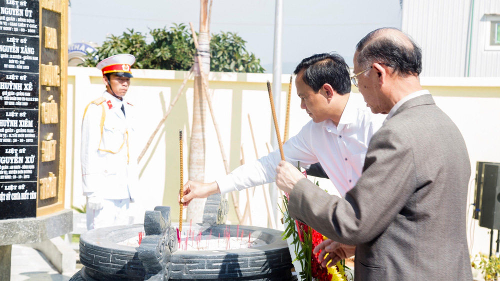 Lãnh đạo huyện Đơn Dương thắp hương tưởng niệm các anh hùng liệt sỹ
