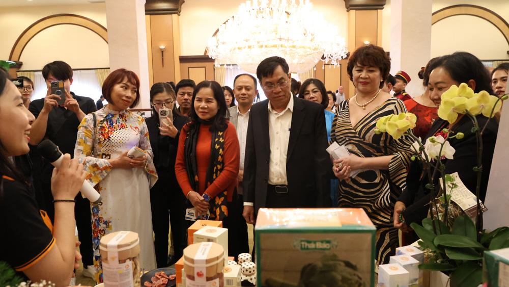 Phó Chủ tịch UBND tỉnh Lâm Đồng Võ Ngọc Hiệp thăm các gian hàng quảng bá sản phẩm của doanh nghiệp hội viên Hiệp hội doanh nghiệp tỉnh