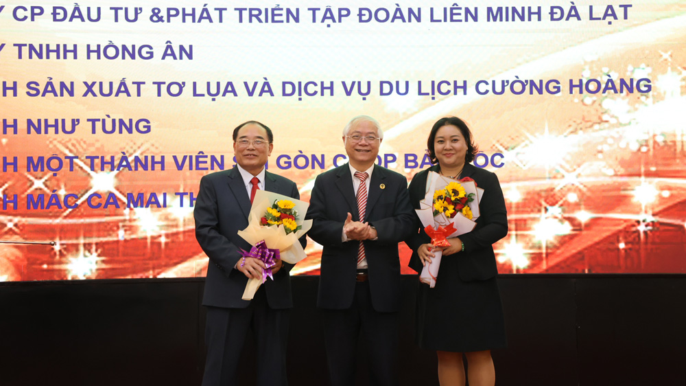 Ông Đinh Minh Quý tặng hoa chúc mừng 2 Phó Chủ tịch Hiệp hội mới được bổ nhiệm là ông Vũ Kim Sinh và bà Nguyễn Thị Thu Hiền