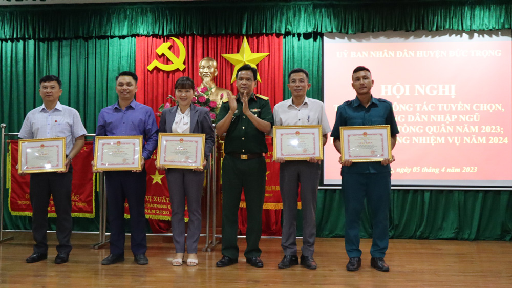 Đồng chí Nguyễn Văn Thành – Chỉ huy trưởng Ban Chỉ huy Quân sự huyện trao giấy khen của UBND huyện cho các cá nhân và gia đình có thành tích xuất sắc