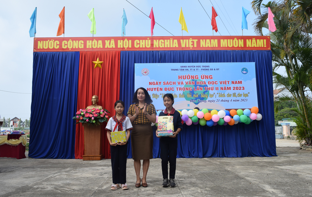 Bà Phạm Thị Thanh Thúy – Phó Chủ tịch UBND huyện Đức Trọng, trao tặng thẻ bạn đọc miễn phí cho các em học sinh các trường học trên địa bàn