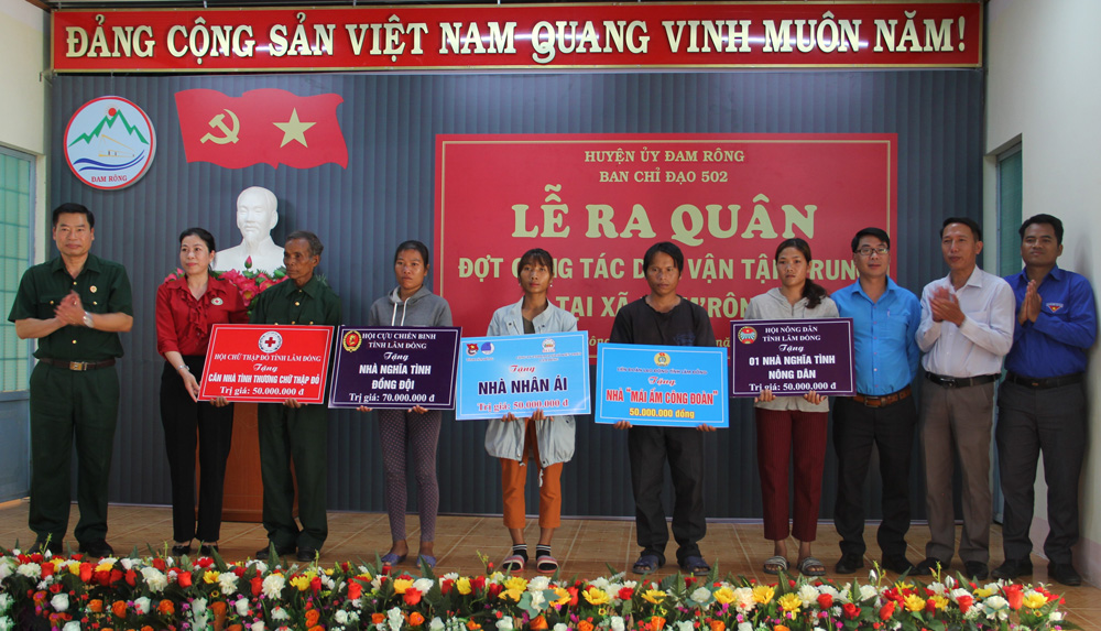 Đại diện các tổ chức đoàn thể tỉnh, thành viên Ban Chỉ đạo 502 tỉnh trao bảng tặng nhà cho hộ khó khăn trên địa bàn