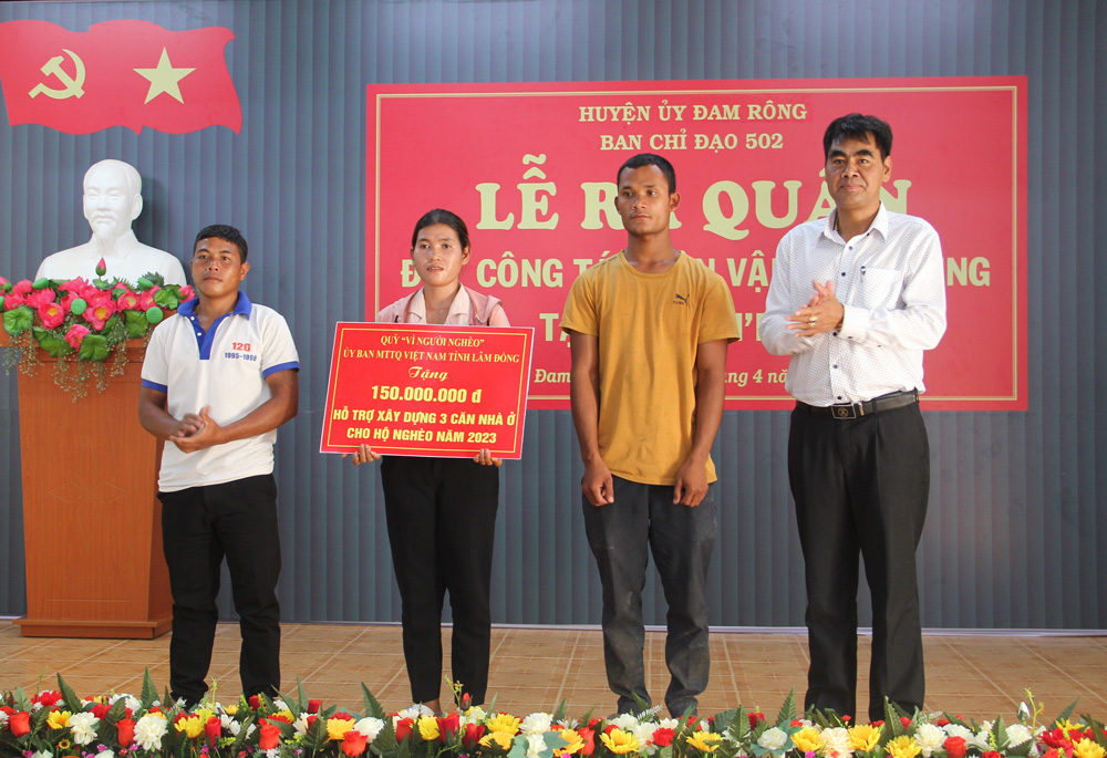 Đại diện Ủy ban Mặt trận Tổ quốc Việt Nam tỉnh trao bảng tặng nhà cho hộ nghèo trên địa bàn
