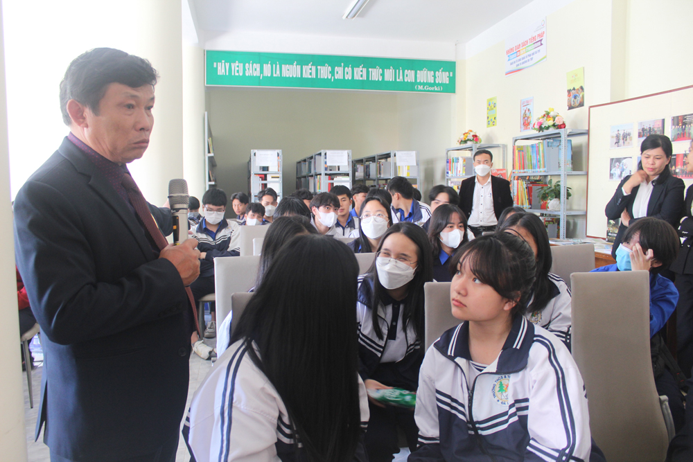 Nói chuyện chuyên đề về biển đảo Việt Nam với học sinh THPT