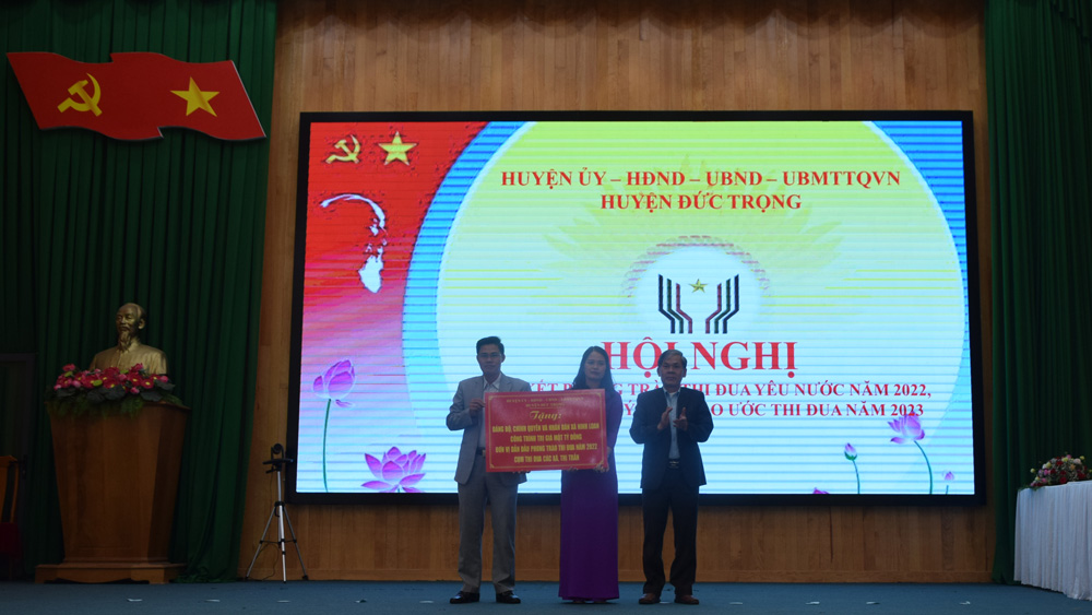 Đồng chí Nguyễn Văn Cường - Chủ tịch UBND huyện tặng công trình trị giá 1 tỷ đồng cho Đảng bộ, chính quyền và Nhân dân xã Ninh Loan