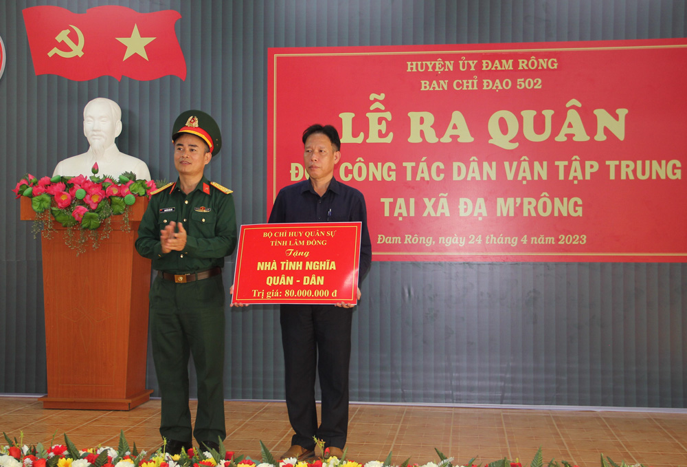 Bộ Chỉ huy Quân sự tỉnh trao bảng tặng nhà cho người dân trên địa bàn