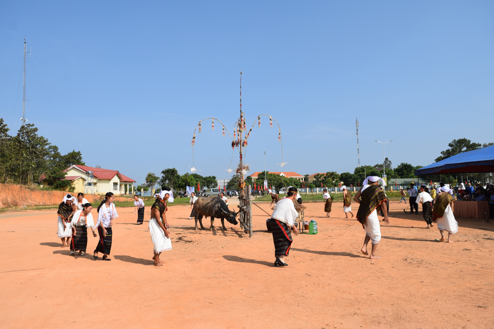 Các nghệ nhân múa cồng chiêng chào mừng quan khách