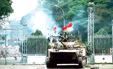 Xe tăng của Quân đội ta tiến vào Dinh độc lập, ngày 30/4/1975. Ảnh: Tư liệu