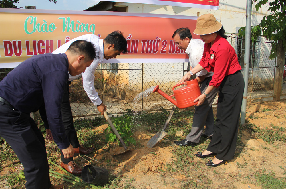 Các đại biểu tham gia trồng cây xanh trên địa bàn xã Đạ M’Rông