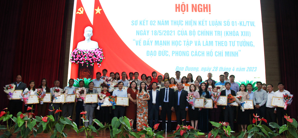 Biểu dương, khen thưởng các tập thể và cá nhân điển hình trong học tập và làm theo tư tưởng, đạo đức, phong cách Hồ Chí Minh