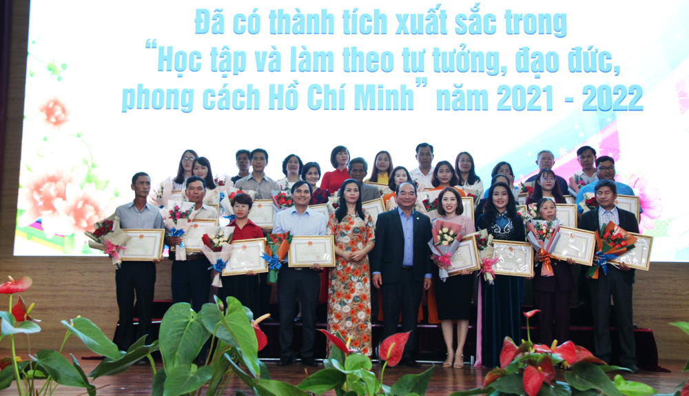 Lãnh đạo huyện Đơn Dương biểu dương, khen thưởng các tập thể và cá nhân tiêu biểu trong học tập và làm theo tư tưởng, đạo đức, phong cách Hồ Chí Minh