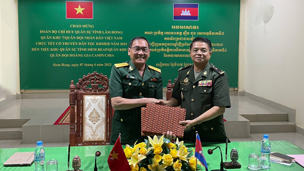 Đại tá Vy Thanh Minh -Phó Chỉ huy trưởng, Tham mưu trưởng Bộ Chỉ huy Quân sự tỉnh ký kết biên bản hợp tác năm 2023 với Tiểu khu Quân sự tỉnh Siem Reap
