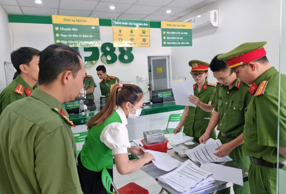 Công an Lâm Đồng kiểm tra một chi nhánh Công ty CP F88. Ảnh: CACC