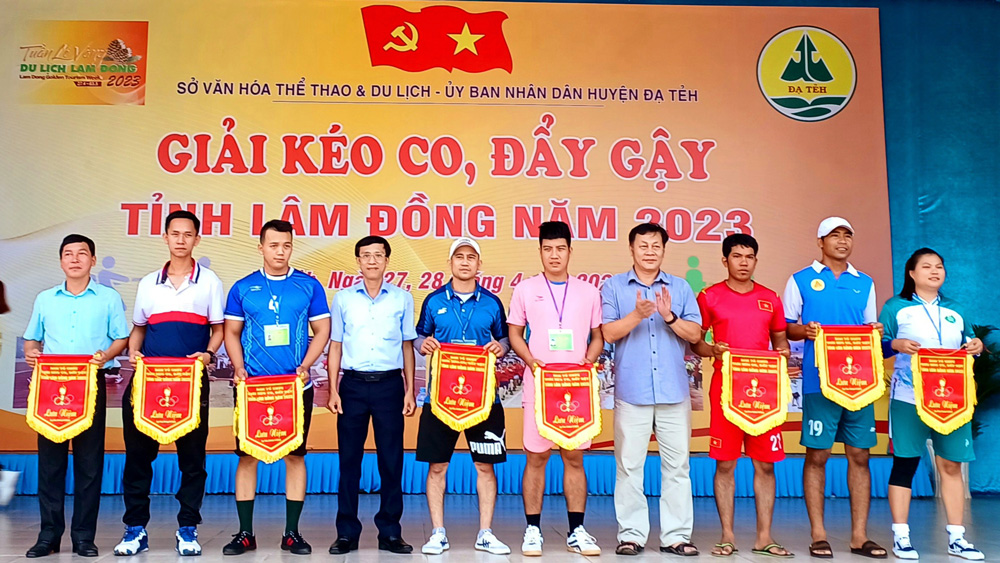 Bí thư Huyện ủy Đạ Tẻh Nguyễn Mạnh Việt trao cờ lưu niệm cho các đội thi
